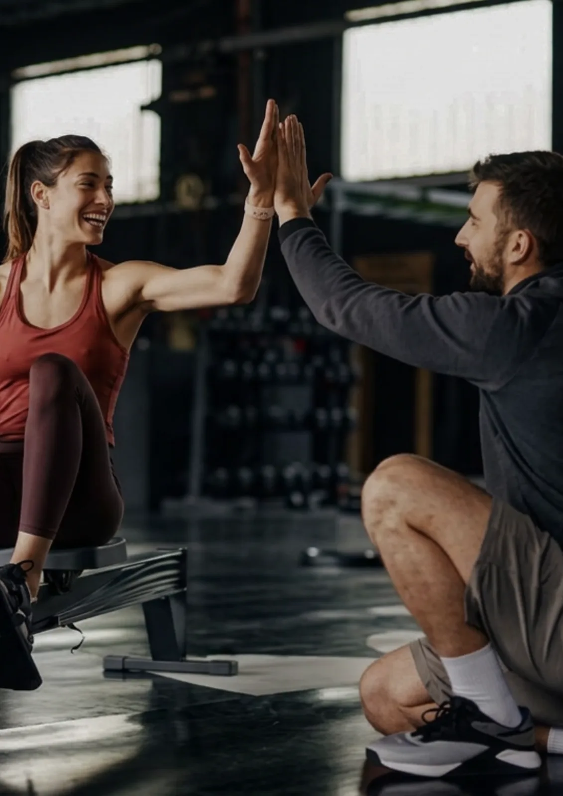 Dos personas chocando las manos después de entrenar en el gimnasio